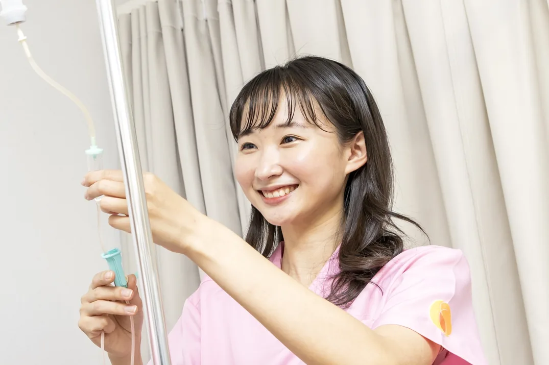 点滴を準備する看護師のイメージ