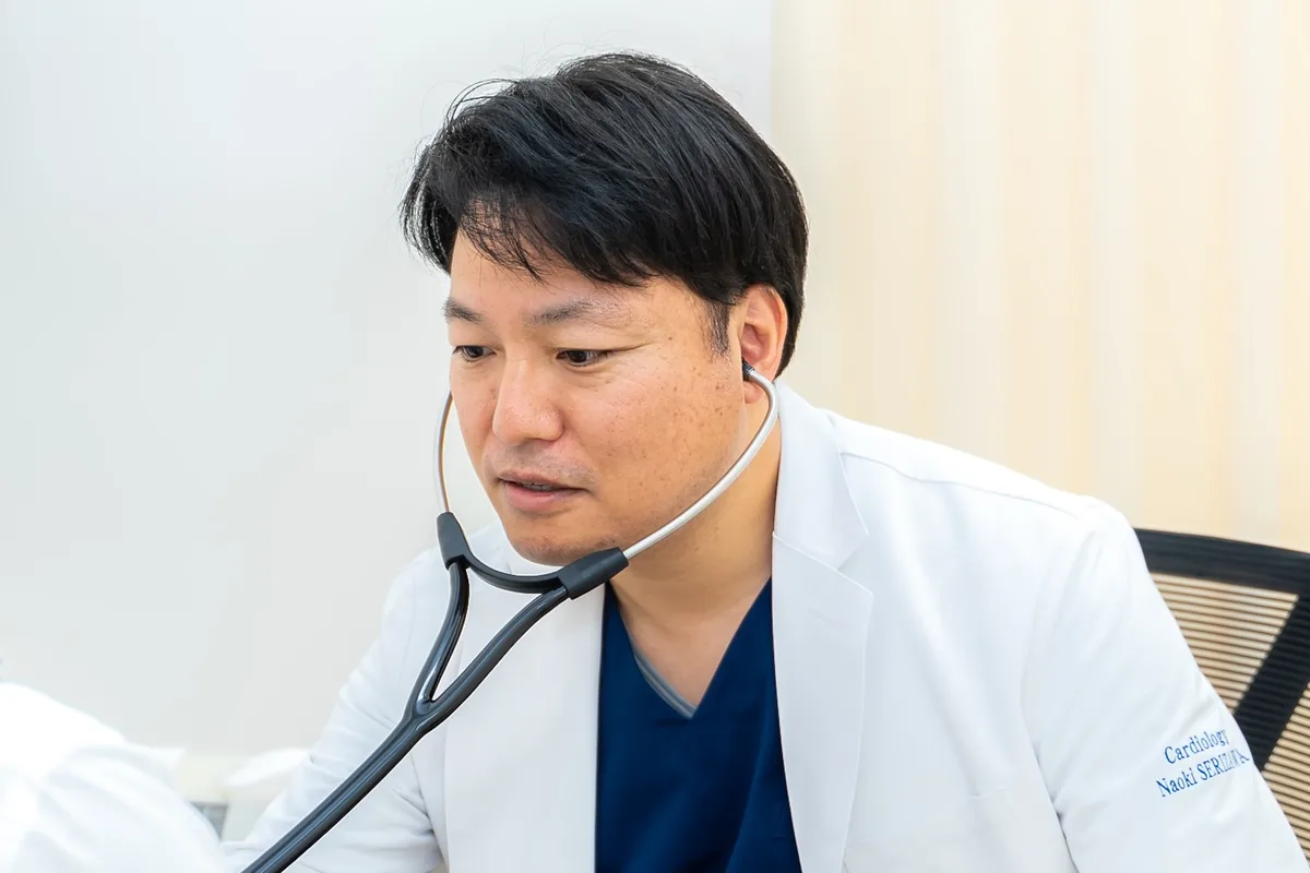 聴診器を使った内科の診察の様子