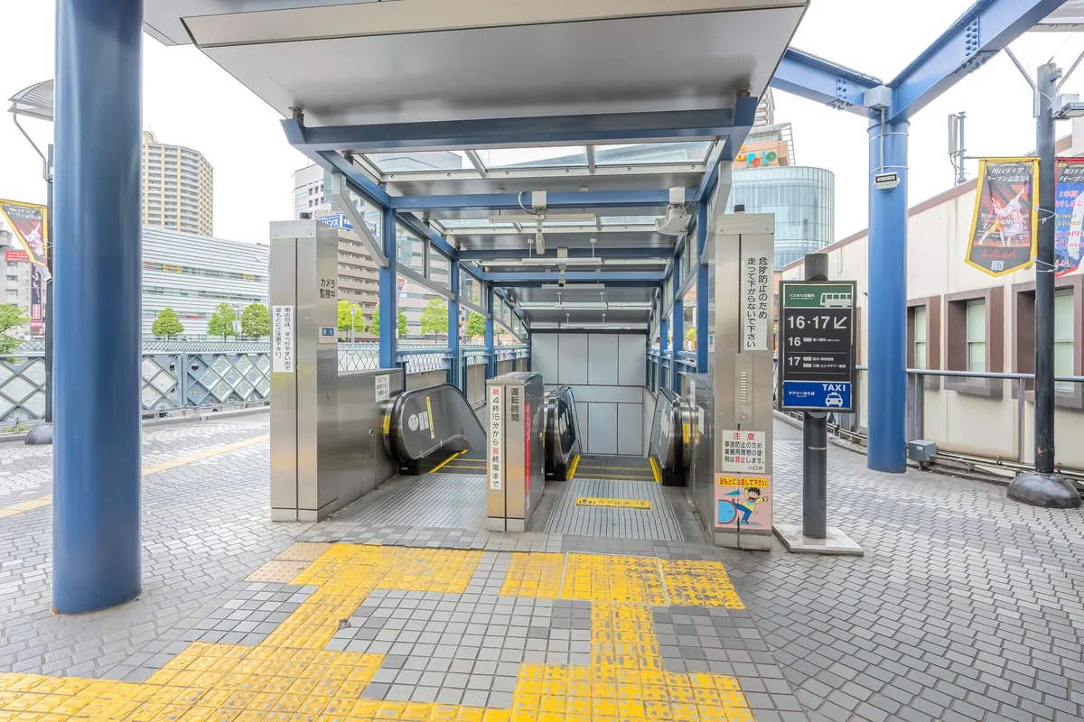 川口駅東口デッキの右手にある、ステーションクリニック川口への下りエスカレーター乗り場